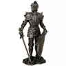 Soška rytíře s trny na rameni s mečem a štítem stříbrná