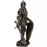 Soška rytíře s trny na rameni s mečem a štítem stříbrná