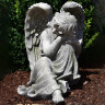 Zahradní socha anděl 37cm sedící opírající hlavu o koleno, šedo-zelená patina