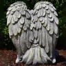 Gartenfigur Engel 37cm sitzend den Kopf auf die Knie, graugrün patiniert