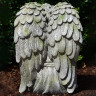 Zahradní socha anděl 34cm sedící schoulené dítě, šedo-zelená patina
