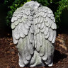 Zahradní socha andílek 24cm sedící s hlavou otočenou vpravo, šedo-zelená patina