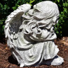 Zahradní socha andílek 24cm sedící s hlavou otočenou vlevo, šedo-zelená patina
