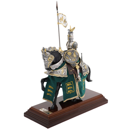 Soška Anglický rytíř na koni s drakem na přilbě a stříbro-zlatou korouhví