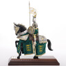 Soška Anglický rytíř na koni s drakem na přilbě a stříbro-zlatou korouhví