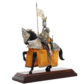 Soška Anglický rytíř na koni s dračí helmou a žlutou sedlovou podložkou