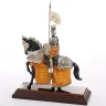 Figur Englischer Ritter auf Pferd mit Drachenhelm und gelber Schabracke