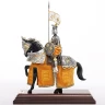 Soška Anglický rytíř na koni s dračí helmou a žlutou sedlovou podložkou
