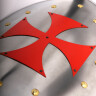 Metallschild mit rotem Tempelkreuz