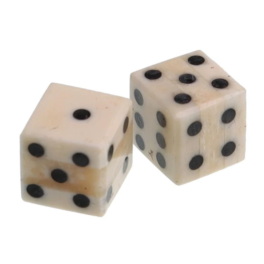 Dvě herní kostky z kosti s vykládanými tečkami