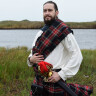 Skotský široký meč s mosazným jílcem a pochvou