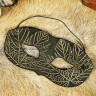 Škraboška s motivy javorových listů z pravé kůže