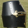 Černěná kbelcová přilba s mosazným křížem - velikost XXL