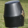 Černěná kbelcová přilba s mosazným křížem - velikost XXL