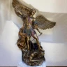 Archanděl Michael, bronzová soška - vada na stehně