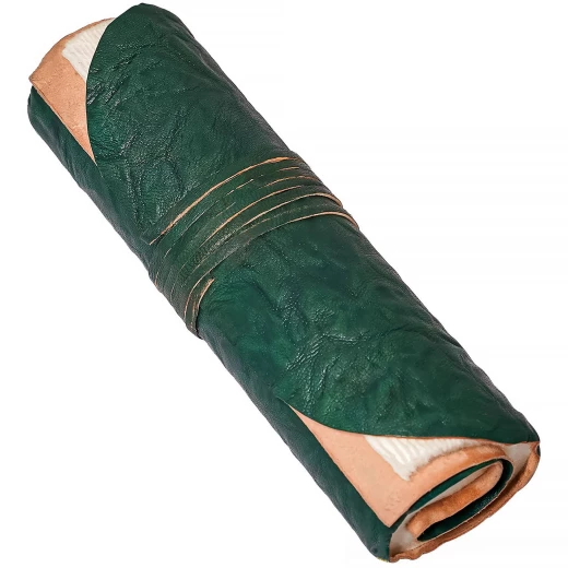 Zápisník s koženou vazbou stáčený do role zelený
