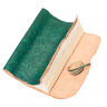 Gerolltes Notizbuch im Ledereinband, grüne