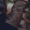 Vikingské kožené nátepníky zesílené překříženými pásky