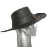Kožený klobouk s velkou mosaznou přezkou a ozdobnou ražbou