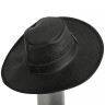 Kožený klobouk s velkou mosaznou přezkou a ozdobnou ražbou