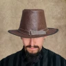 Kožený klobouk s krátkou krempou a niklovou přezkou, ražba na kůži