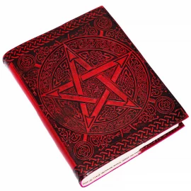 Kožený deník s ražbou červeného pentagramu na deskách