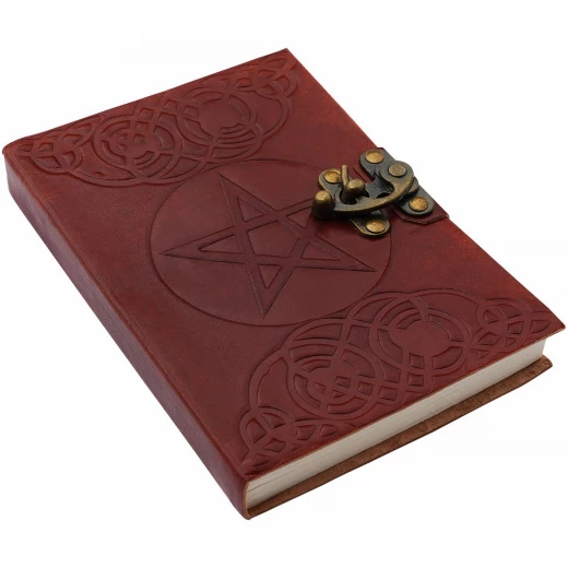 Leder Notizbuch mit Pentagramm und Wolken auf dem Einband