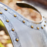Železný středověký přední plech brnění s rytinami a mosaznými nýty