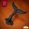 2 Nástěnné háčky s ocasní ploutev delfína, rustikální litá ocel 8x10 cm