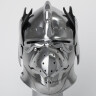 Helma orlí hlava s groteskním obličejem