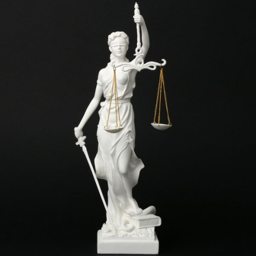 Soška Justice, imitace alabastru