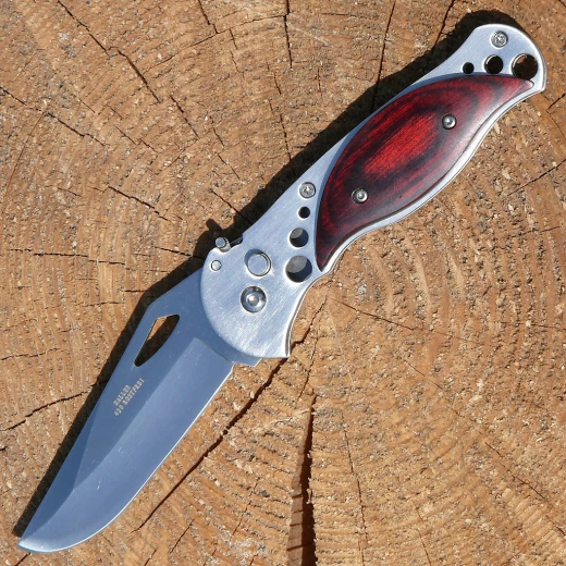 Switchblade / flick knife with securing lever