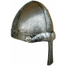 Normanská helma s tepaným nánosníkem a patinou