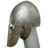 Normánská helma s obličejovou maskou a patinovaným povrchem