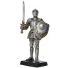 Soška rytíře ve zbroji s armetem, mečem a Puklicovým štítem
