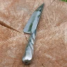 Celokovový kovaný nůž z uhlíkaté oceli s torzírovanou střenkou
