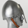 Normanská helma se zdobeným nánosníkem