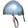 Normanská helma s lemem zdobeným zářezy