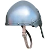 Normanská helma s lemem zdobeným zářezy