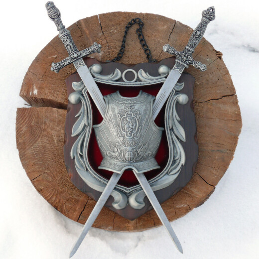 Dekorativní nástěnný štít s meči a kyrysem