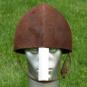 Normanská helma potažená hnědou kůží