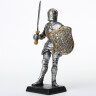 Gepanzerter Ritter mit Barbuta, Schild und Schwert, Figur