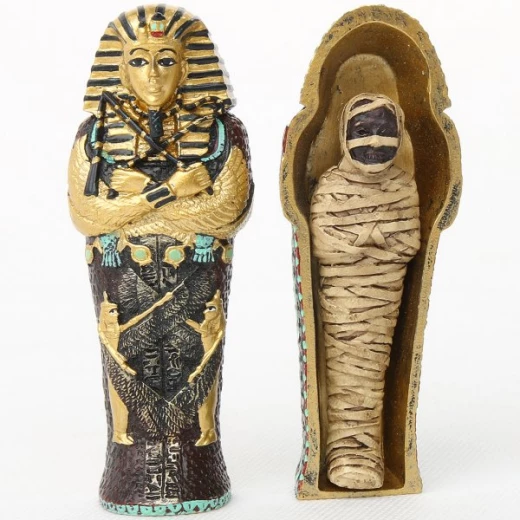 Egyptský sarkofág s mumií faraóna