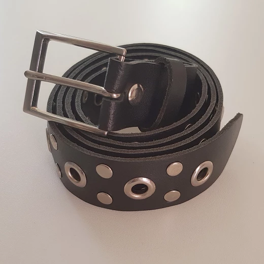 Pásek s kovovými oky