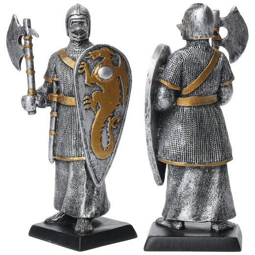 Soška válečníka s normanským štítem a bojovou sekerou