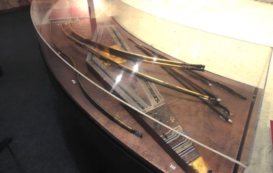 Z historie pochev a závěsníků (1. díl): od nejstarší doby po stěhování národů